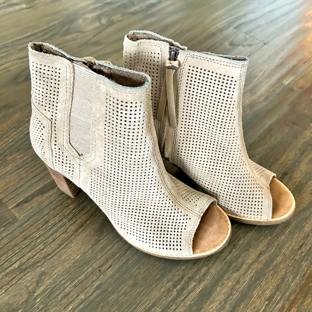 TOMS - Picture 1 of 8